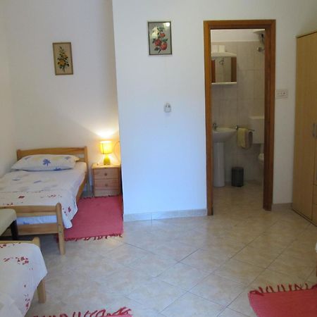 Apartments Vesna With Pool - New! Sveti Lovrec Pazenaticki Room photo